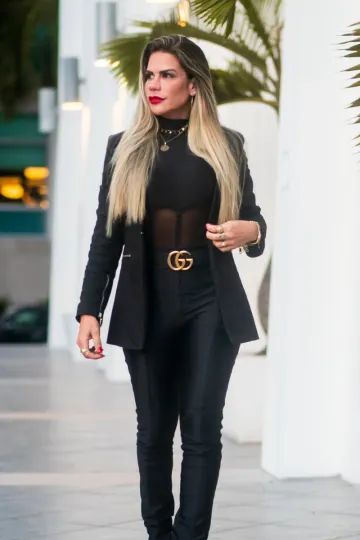 Poliane Cardoso caminhando, de corpo inteiro