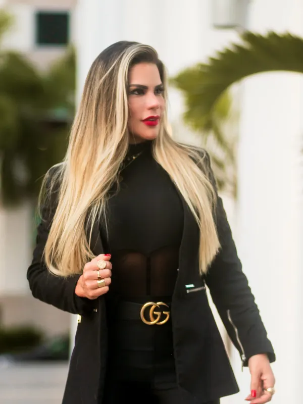 Poliane Cardoso, de blazer preto, em retrato vertical